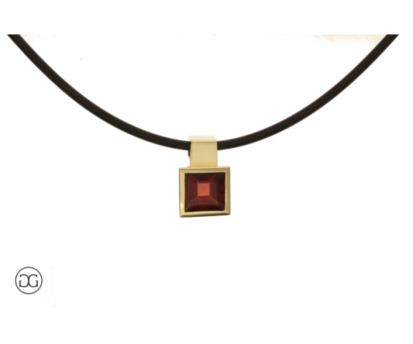 Gelbgold-Anhänger Granat